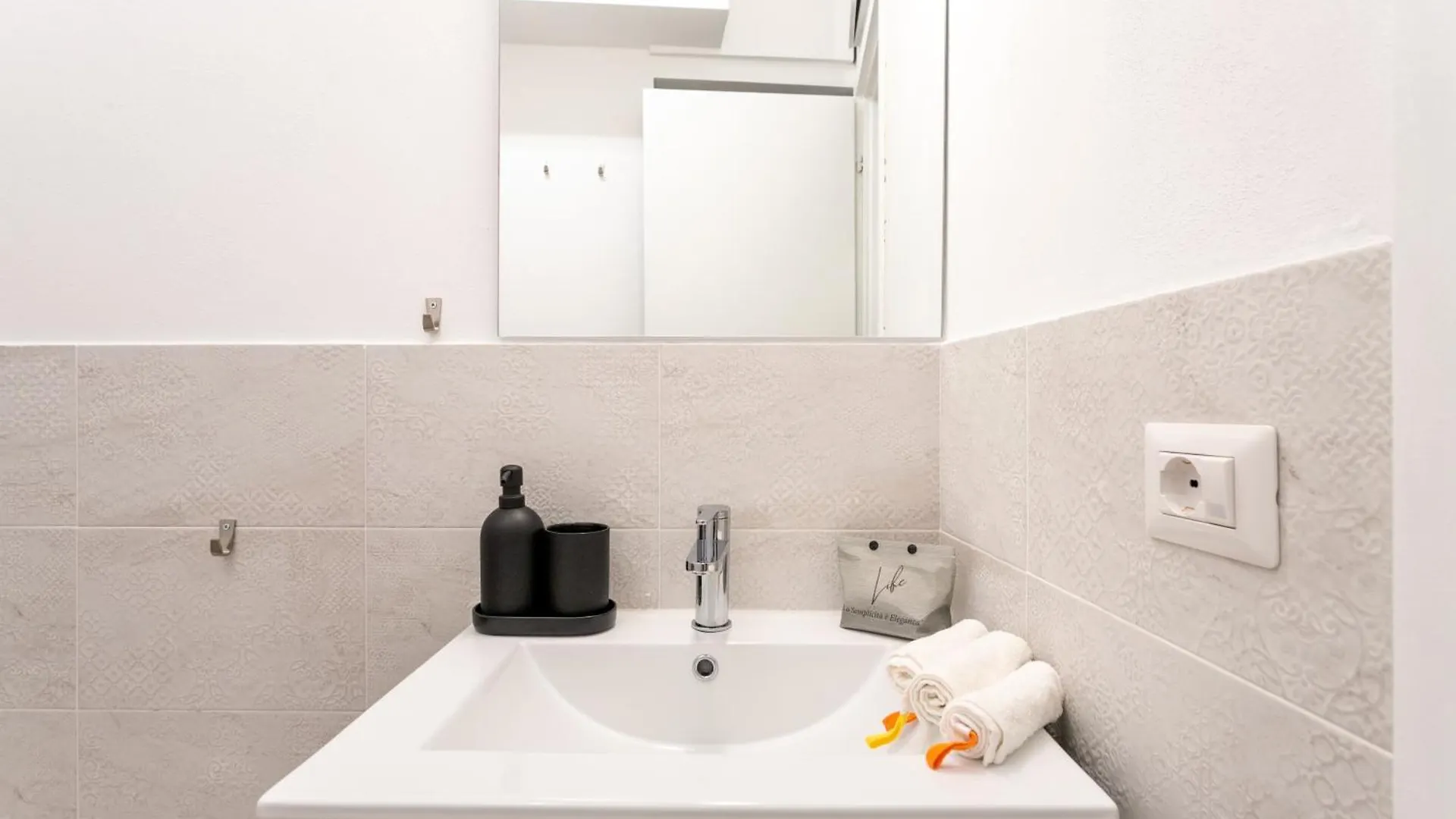 Apartment Co99- Large Studio Lanzone Milan Italy