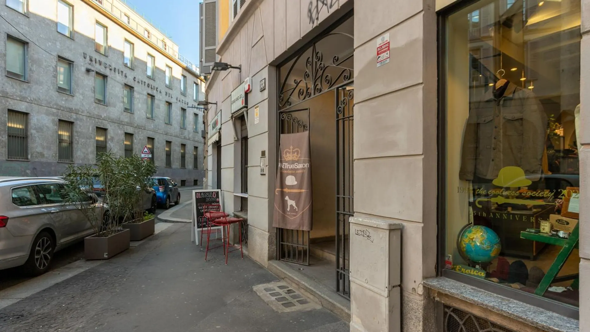 Co99- Large Studio Lanzone Milan 0*,  Italy