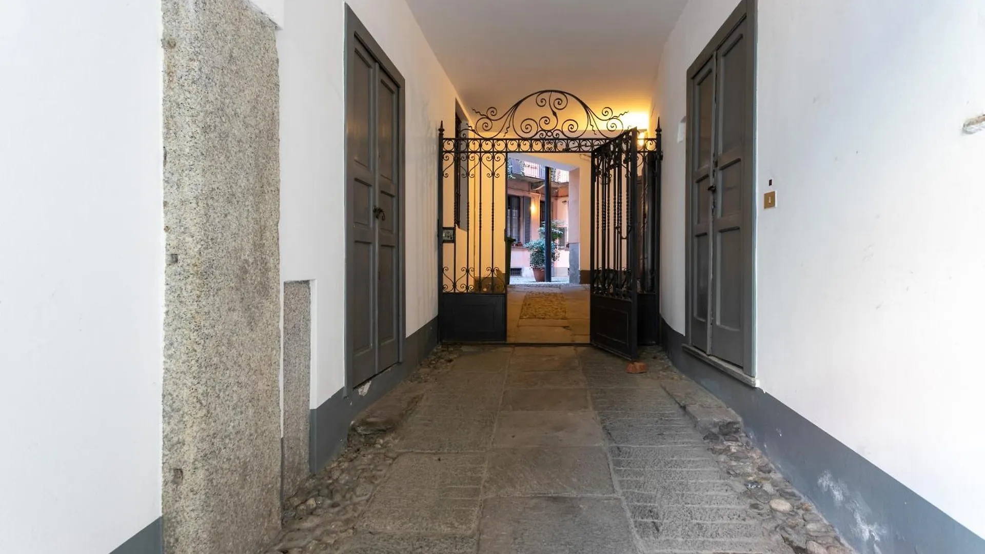 Co99- Large Studio Lanzone Milan