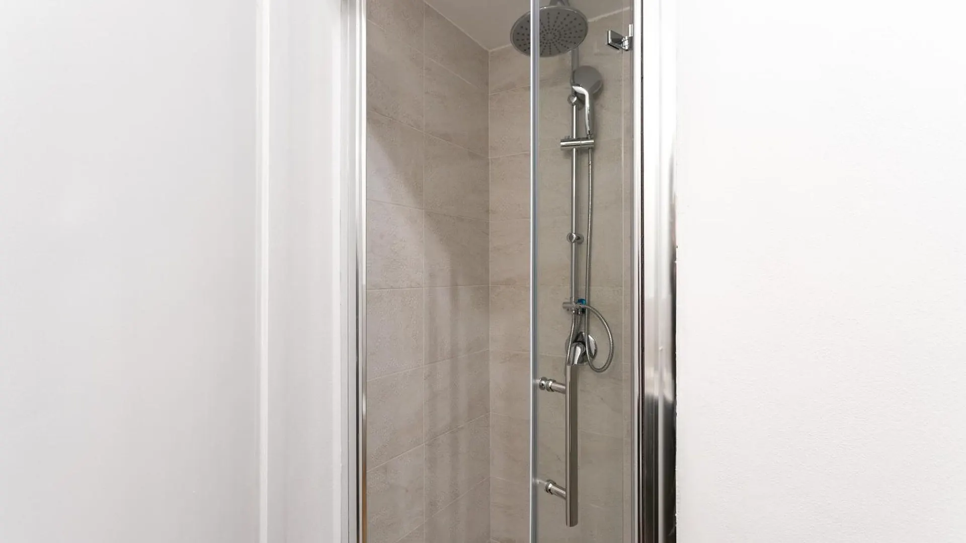 Co99- Large Studio Lanzone Milan Apartment